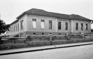 Grupo Escolar de Santo Antônio da Platina na década de 1930.