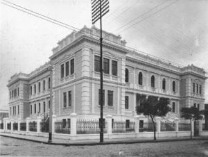 Escola Normal de Curitiba na década de 1920.