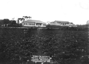 Posto de Saúde (centro) e Escola Municipal de Santa Felicidade (à direita) em 1943.