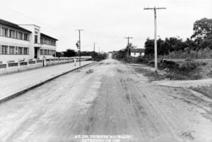 Rua Vicente Machado e, à esquerda, o Grupo Escolar Júlia Wanderley em 1950.