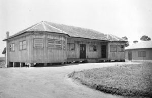 Pavilhão inicial com salas de aula e administração da Escola de Trabalhadores Rurais de Campo Comprido em 1942.