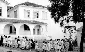 Meninas internas e Filhas de Caridade no Lar Escola Hermínia Lupion em 1957.