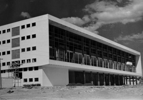 Construção do Palácio Iguaçu no Centro Cívico, em Curitiba - década de 1950