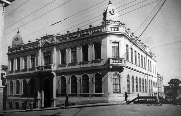 Edifício da Collectoria, Junta e Instituto Commercial e Directoria de Águas e Esgotos, em Curitiba - 1942.