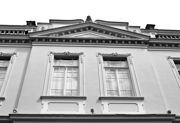 Detalhe das janelas do 2° pavimento, fachadas laterais, arrematadas por frontão. Casa Andrade Muricy, em Curitiba - 2008.