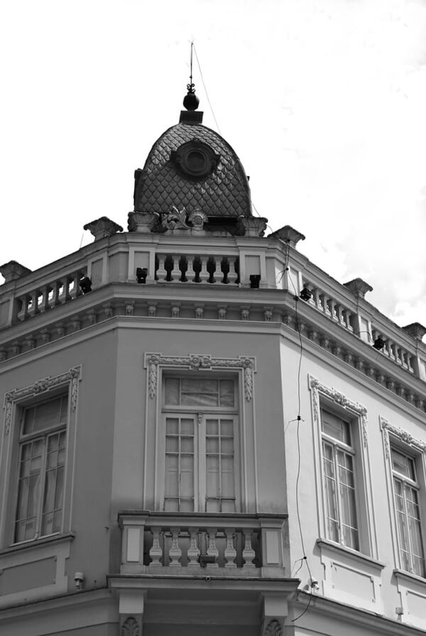 Detalhe do balcão e torreão situados nas esquinas. Casa Andrade Muricy, em Curitiba - 2008.