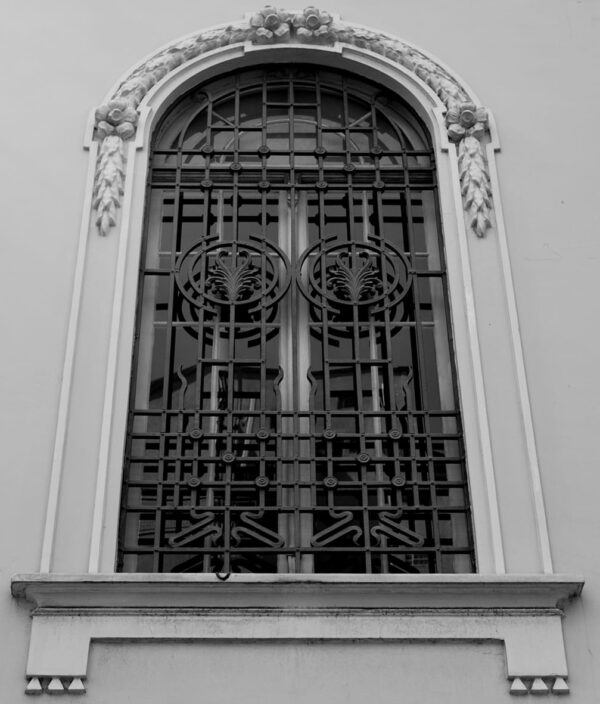 Detalhe da janela no térreo protegida por grade de ferro. Casa Andrade Muricy, em Curitiba 2008.