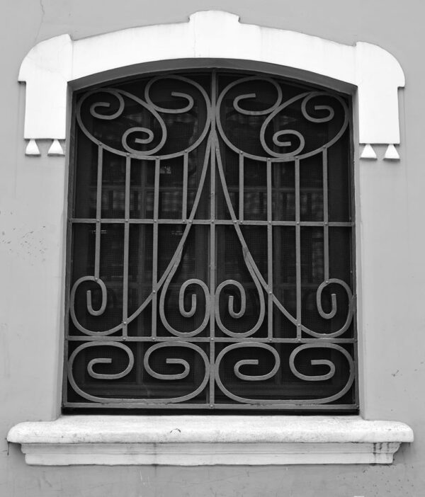 Detalhe da janela no porão protegida por grade de ferro. Casa Andrade Muricy, em Curitiba - 2008.