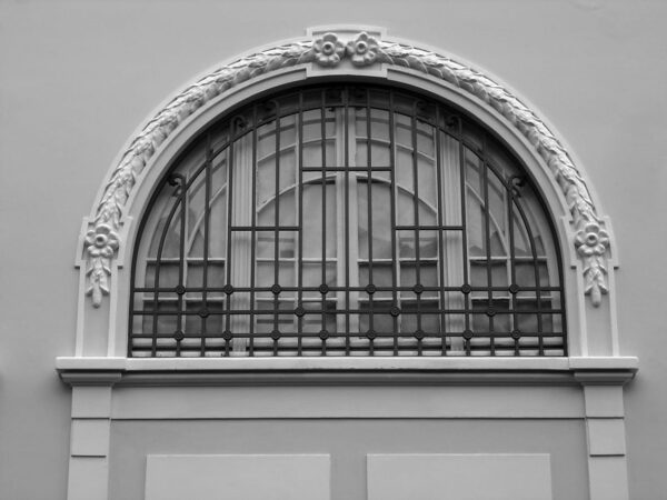 Detalhe da janela no térreo protegida por grade de ferro correspondente à ampliação da ala direita na década de 1930. Casa Andrade Muricy, em Curitiba - 2008.
