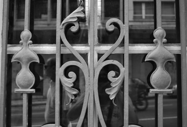 Detalhe da grade da porta principal. Casa Andrade Muricy, em Curitiba - 2008.