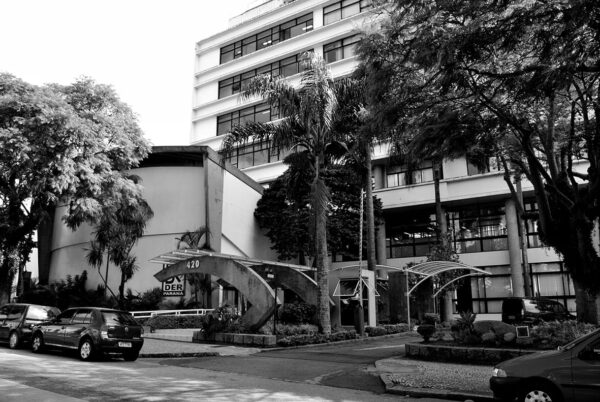 Em primeiro plano a pérgola da entrada principal e o auditório do Edifício Oswaldo Lacerda de Pacheco, em Curitiba - 2009.