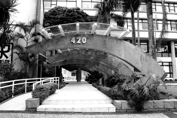 Detalhe da pérgola da entrada principal do Edifício Oswaldo Lacerda de Pacheco, em Curitiba – 2009.