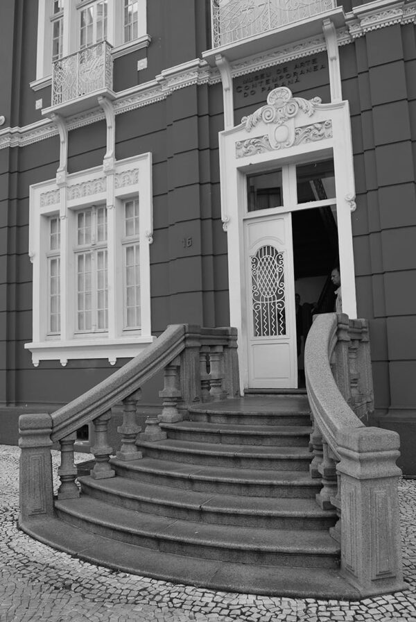 Detalhe da entrada principal do Museu de Arte Contemporânea de Curitiba - 2009.