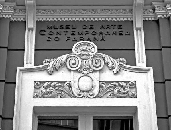 Detalhe da moldura superior da entrada principal do Museu de Arte Contemporânea de Curitiba – 2009.