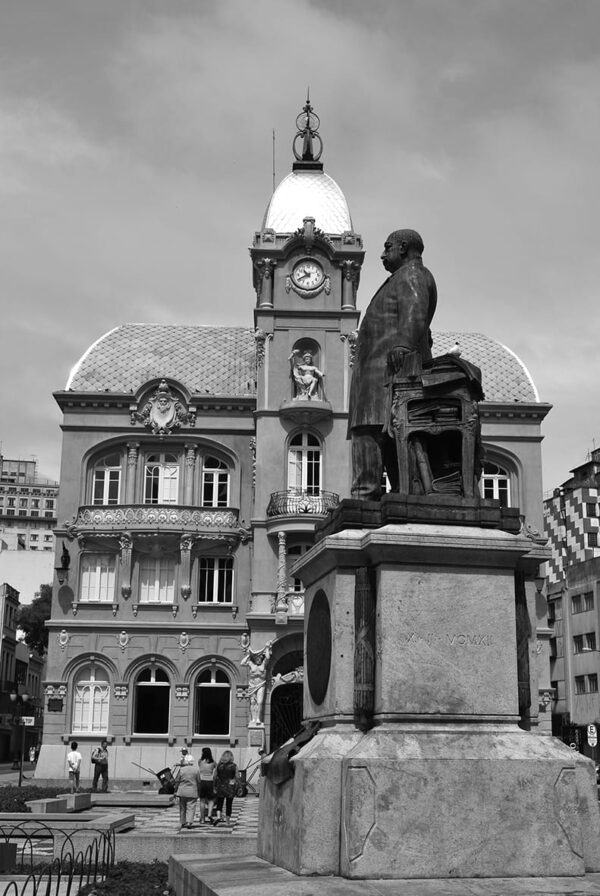 Estátua do Barão do Rio Branco e, ao fundo, a fachada principal do Paço da Liberdade, em Curitiba - 2009.