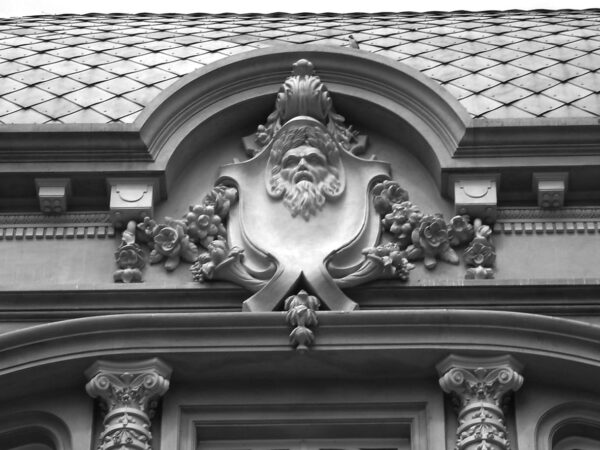 Detalhe do medalhão com máscara humana na fachada frontal - Paço da Liberdade, em Curitiba - 2009.