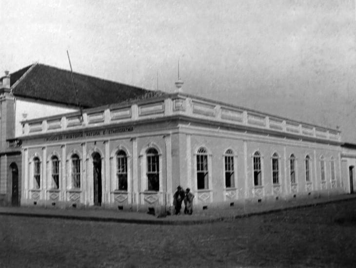 Antigo prédio da Assembléia, já como Museu de História Natural e Etnographia (depois Museu Paranaense), em Curitiba - s/d