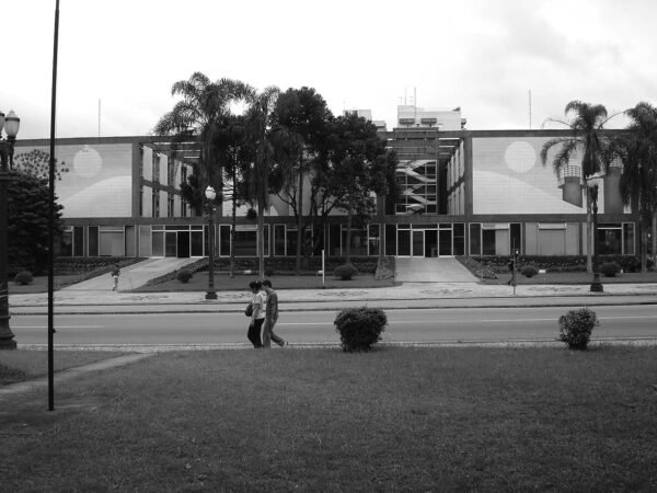 Detalhe dos dois acessos principais voltados para a Avenida Candido de Abreu. Palácio 29 de Março, em Curitiba - 2009.