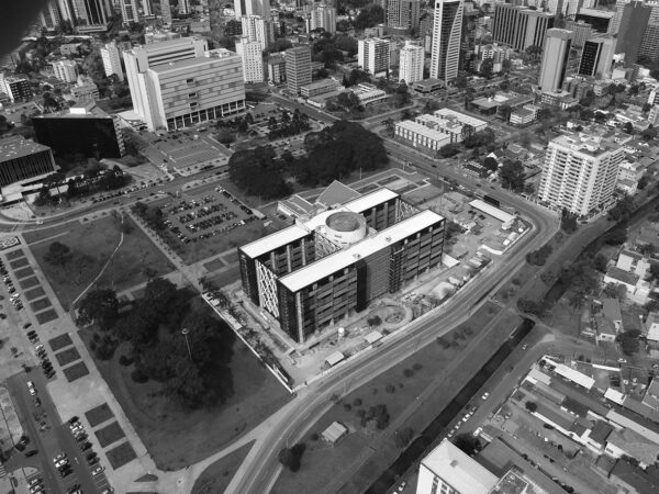 Vista aérea do Centro Cívico. Ao fundo e à direita, o Palácio 29 de Março, em Curitiba - década de 2000.
