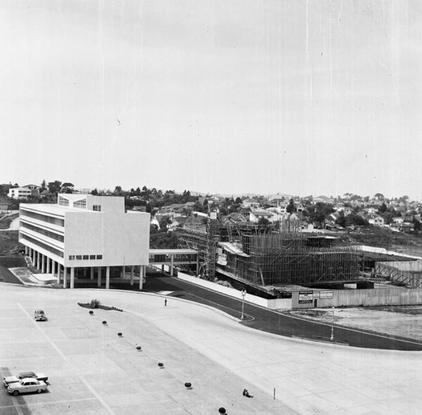 Edifício da Secretaria da Assembleia Legislativa do Paraná concluído e Plenário em construção, em Curitiba - 1969.