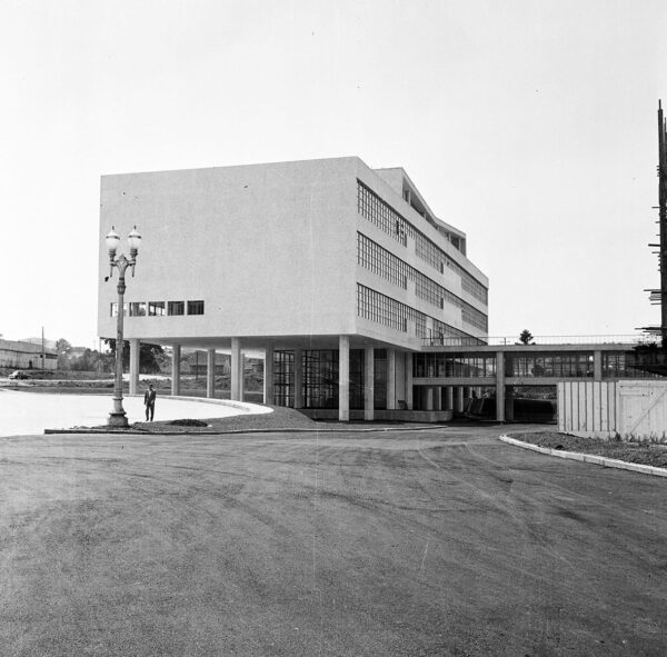 Edifício da Secretaria da Assembleia Legislativa do Paraná e passarela de ligação com o Plenário em construção, em Curitiba - 1969.