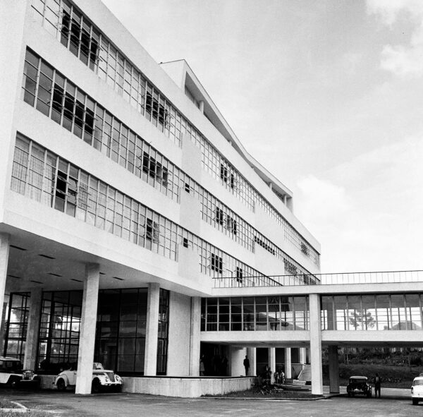 Detalhe da fachada posterior e passarela de ligação com o Plenário do edifício da Secretaria da Assembleia Legislativa do Paraná, em Curitiba - 1969.