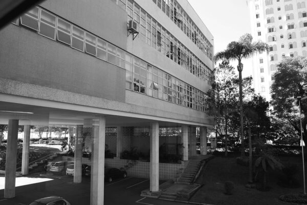 Detalhe da fachada posterior do edifício da Secretaria da Assembleia Legislativa do Paraná, em Curitiba - 2009.