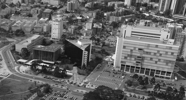 Vista aérea do conjunto da Assembleia Legislativa do Paraná, em Curitiba - década de 2000.