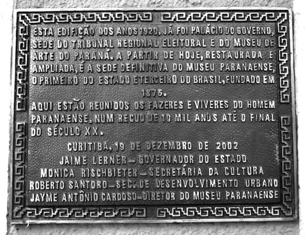 Placa de instalação do Museu Paranaense no antigo Palácio do Governo, em Curitiba - 2009.