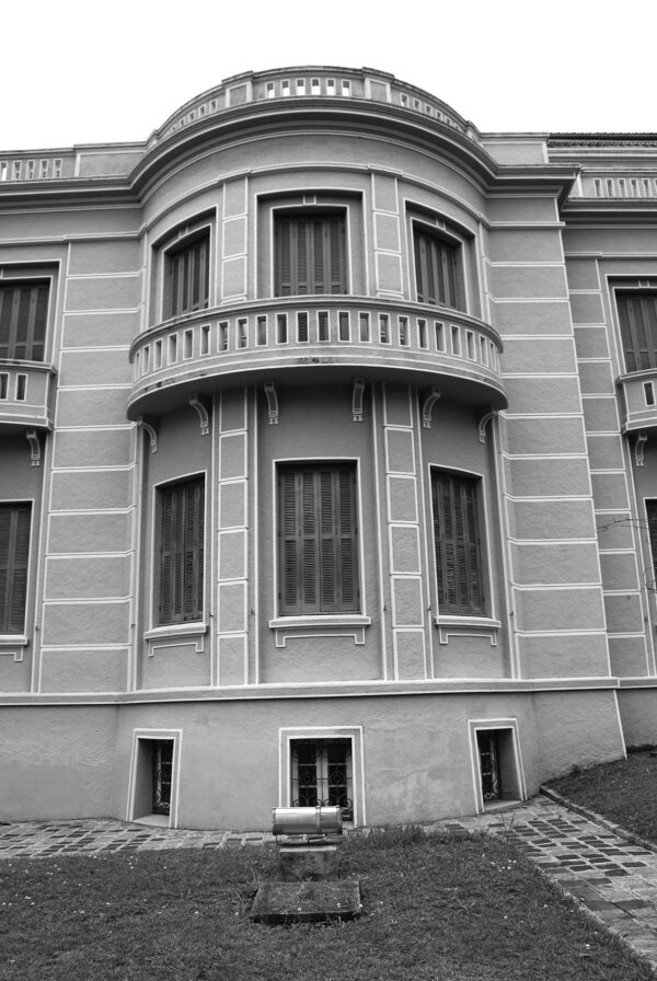 Detalhe do ressalto na fachada frontal do Museu Paranaense no antigo Palácio do Governo, em Curitiba - 2009.