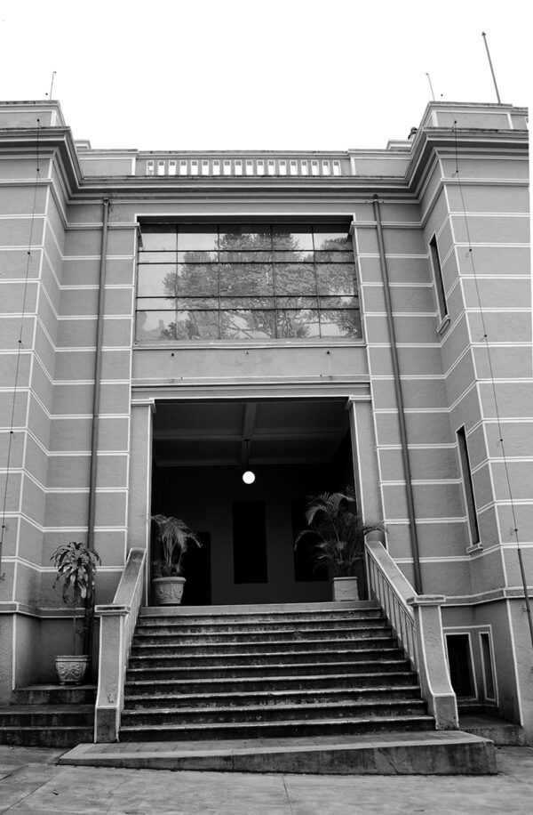Acesso na fachada posterior do Museu Paranaense no antigo Palácio do Governo, em Curitiba - 2009.
