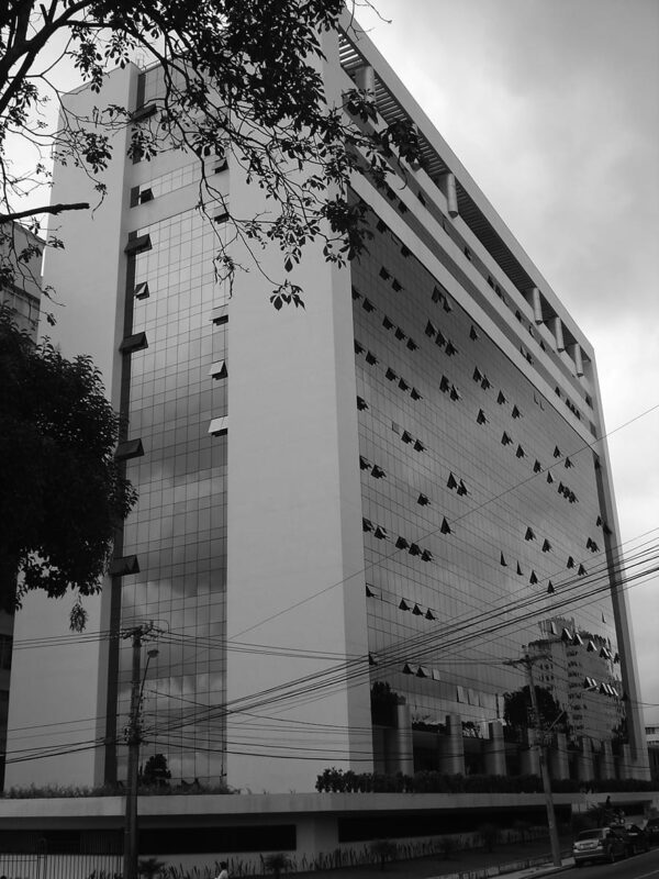 Fachada frontal do Anexo 1 do Palácio da Justiça, em Curitiba - 2009.