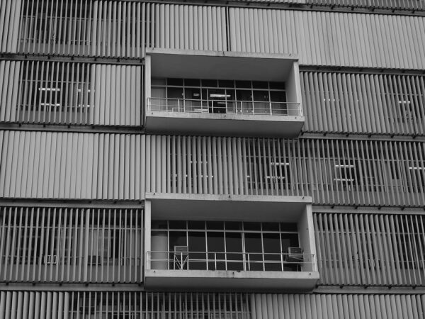 Detalhe dos brises-soleil e dos balcões na fachada frontal do Palácio da Justiça, em Curitiba - 2009.