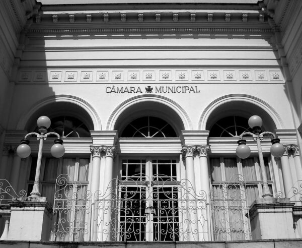 Detalhe da entrada principal na fachada frontal do Palácio Rio Branco, em Curitiba - 2009.