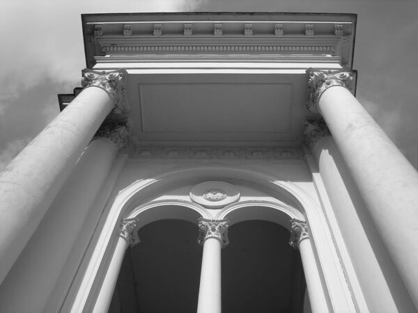 Detalhe das colunas e aberturas da loggia na fachada frontal do Palácio Rio Branco, em Curitiba - 2009.