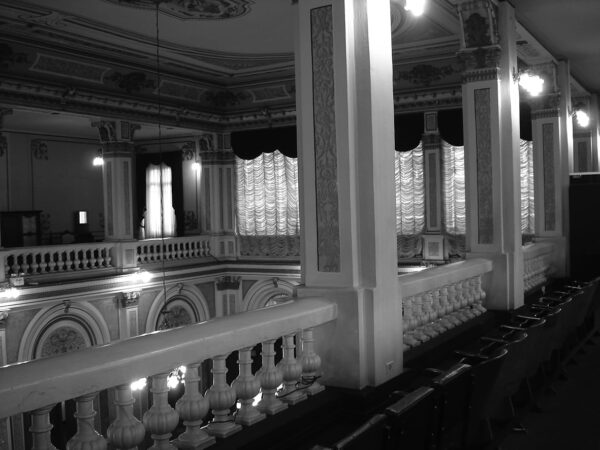 Vista parcial das galerias voltadas para o plenário do Palácio Rio Branco, em Curitiba - 2009.