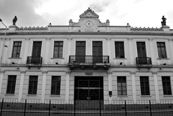 Detalhe do motif milieu da fachada frontal do Ministério Público do Estado do Paraná, em Curitiba - 2009.