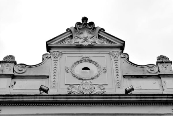 Detalhe do frontão da fachada frontal do Ministério Público do Estado do Paraná, em Curitiba - 2009.