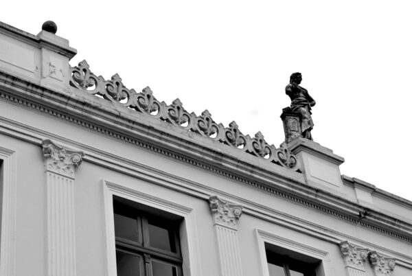 Rendilhado com motivo floral da platibanda da fachada frontal do Ministério Público do Estado do Paraná, em Curitiba - 2009.