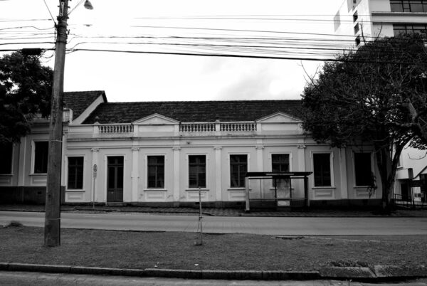 Vista parcial da fachada lateral do Ministério Público do Estado do Paraná, em Curitiba - 2009.