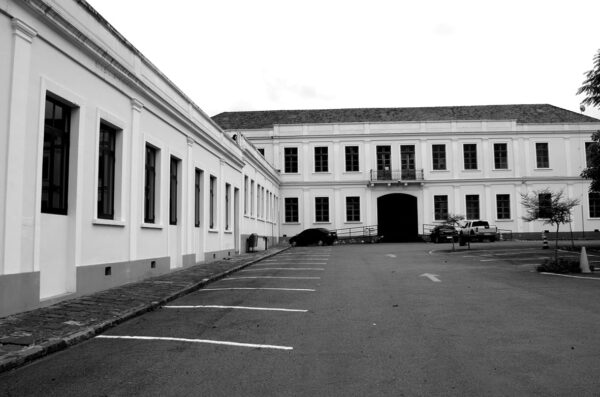 Vista parcial da fachada posterior do Ministério Público do Estado do Paraná, em Curitiba - 2009.