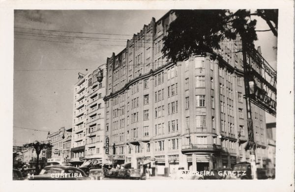 Postal do Edifício Moreira Garcez que circulou em Curitiba na década de 1940.