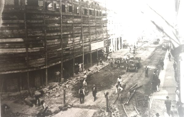 Edifício Moreira Garcez em construção no final da década de 1920. Vista da Rua Voluntários da Pátria.