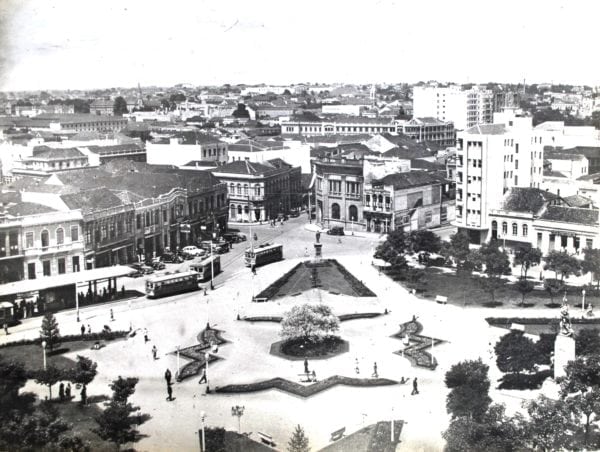 Praça Tiradentes no início da década de 1940. Ao fundo e à direita, o Edifício Tiradentes.