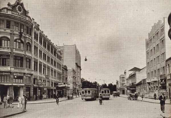 Avenida Luiz Xavier em 1935. À direita, o edifício do Majestoso Hotel.