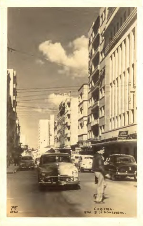 Cartão postal da Rua XV de Novembro da década de 1950. O Edifício Ewaldo Wendler é o segundo à direita.