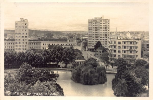 Cartão postal do final da década de 1940. À esquerda, o Edifício Copacabana.