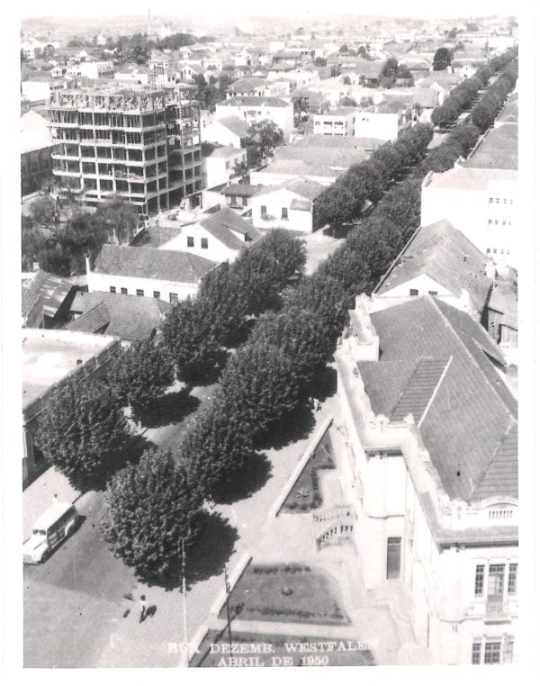 Edifício São Lourenço em construção, em 1950.