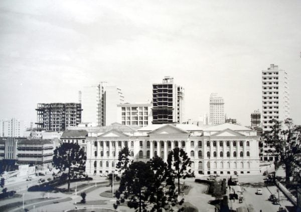 Praça Santos Andrade e a Universidade Federal do Paraná em meados da década de 1950. À direita, o Edifício Schwiderski.