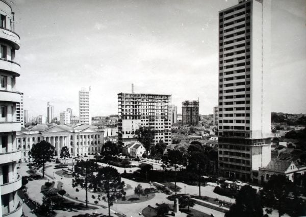 Edifício Ruy Barbosa em construção na década de 1950.